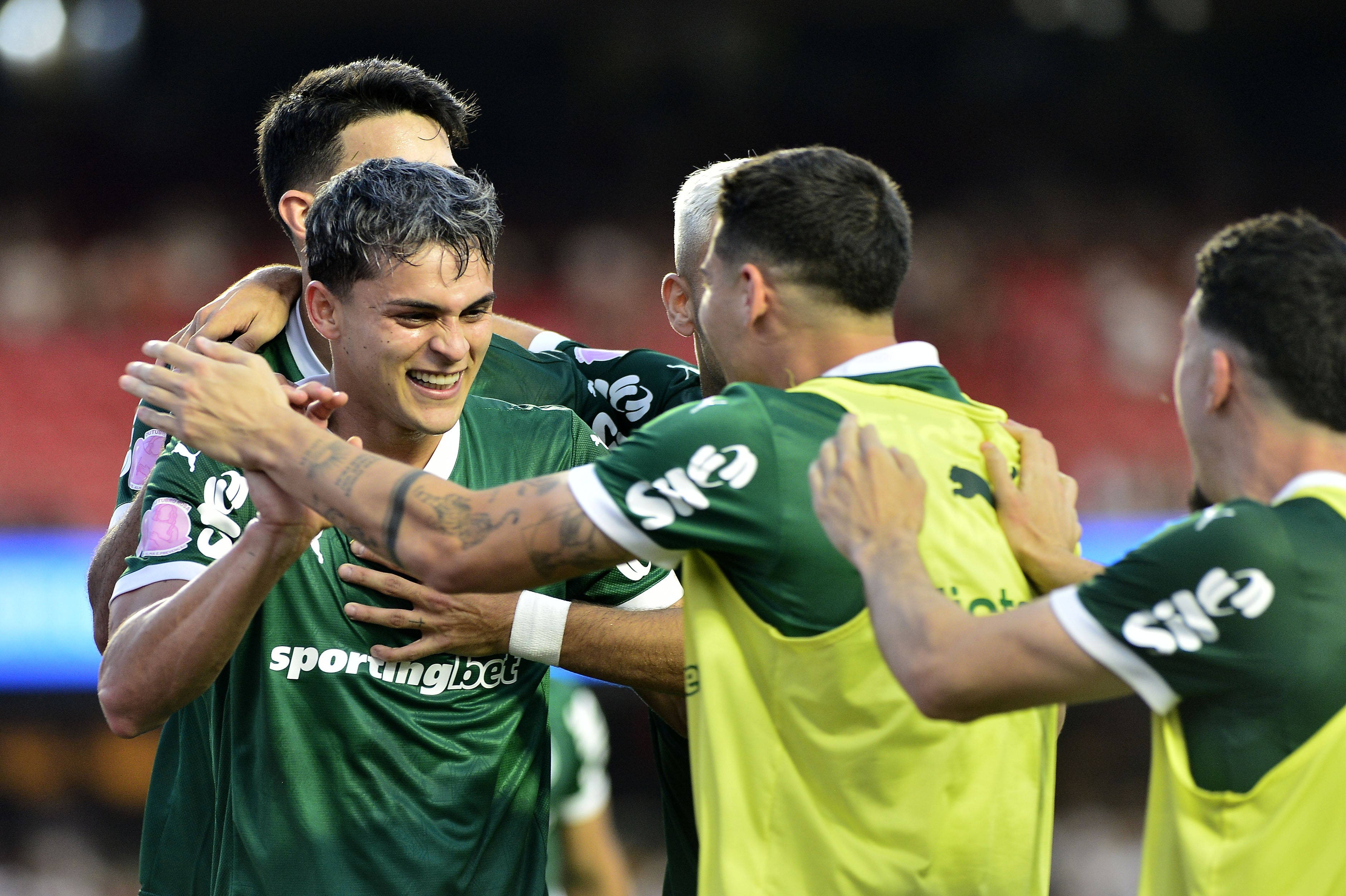 Análise: Palmeiras supera falhas, acerta em trocas e é letal para virar líder do Brasileiro