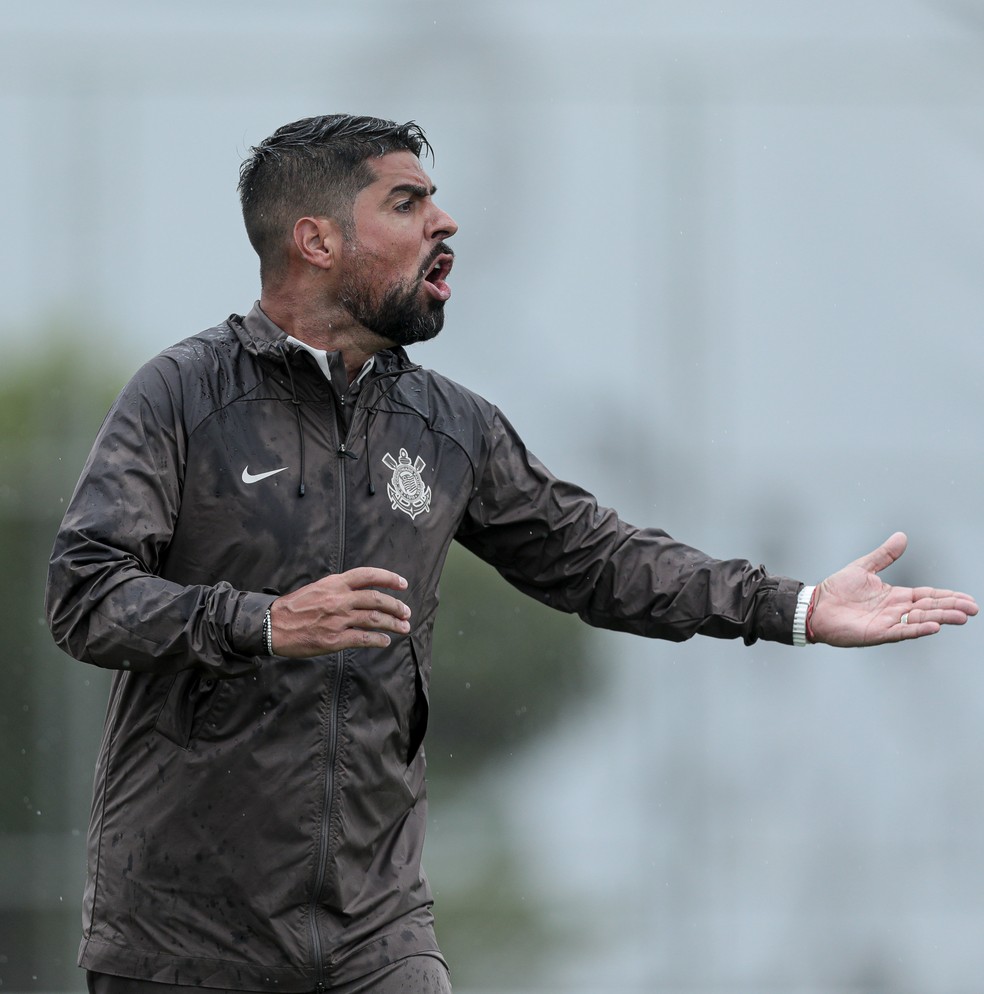 António Oliveira definiu o grupo para a Sul-Americana — Foto: Rodrigo Coca/Agência Corinthians