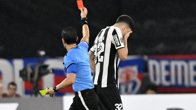 Jair foi expulso com só 27 minutos de jogo
