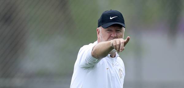 Defesa dá trabalho, mas Mano quer resolver problemas do Corinthians sem a retranca de Luxa