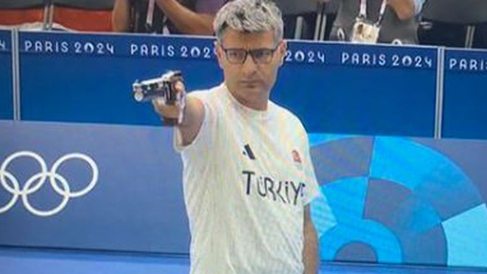 Atirador turco tenta registrar como marca postura que viralizou nas Olimpíadas - Foto: (Reprodução/Redes sociais)