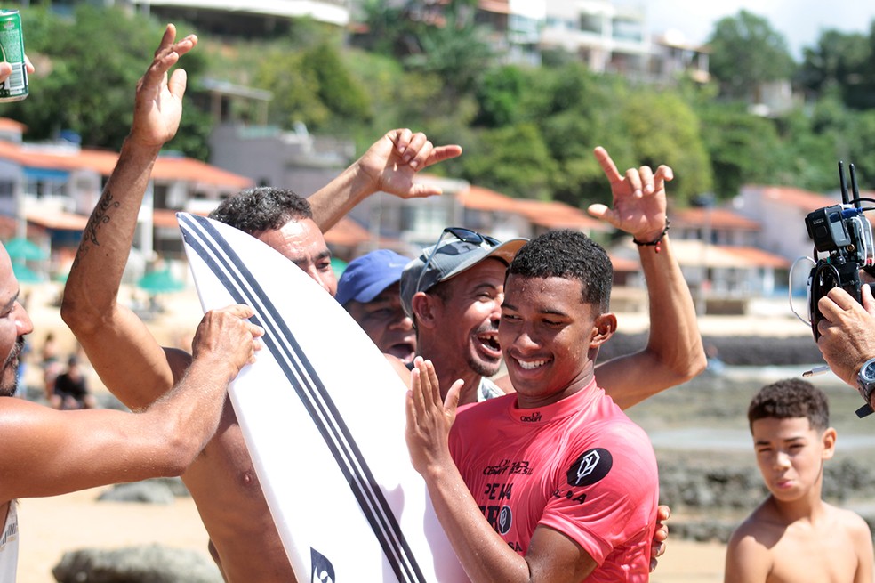 Adauto Sena contou com apoio de amigos e familiares na praia do Pontal — Foto: Alexandre Gondim