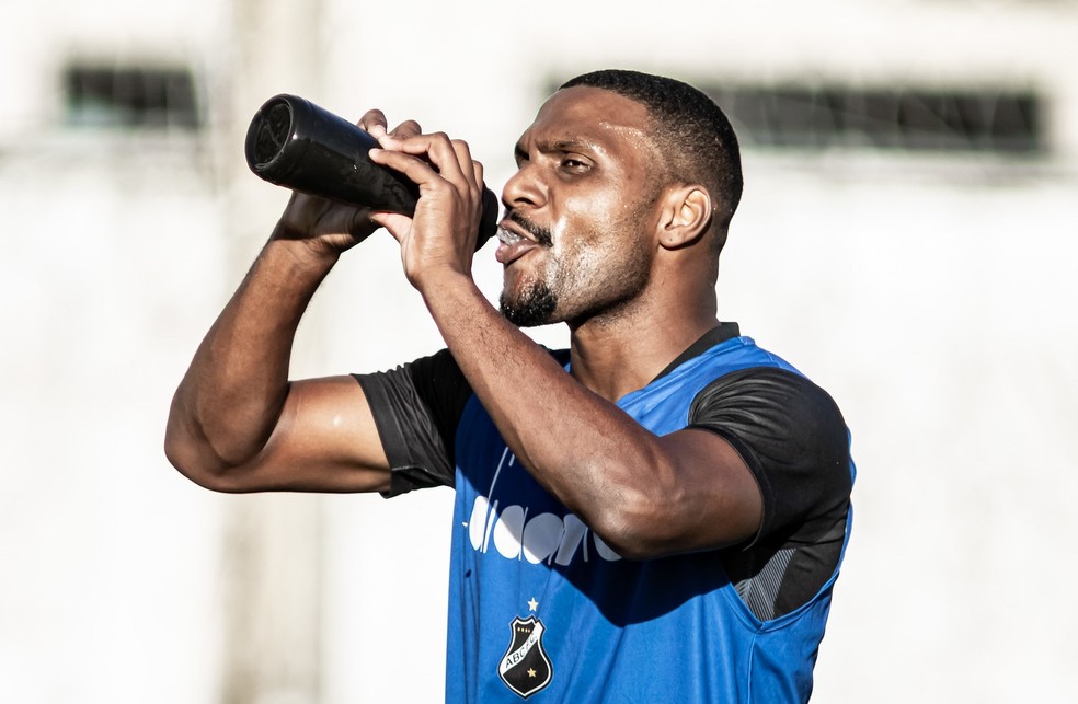 Volante Wellington Reis celebra retorno ao ABC: "Sede de buscar mais" — Foto: Guilherme Drovas/ABC