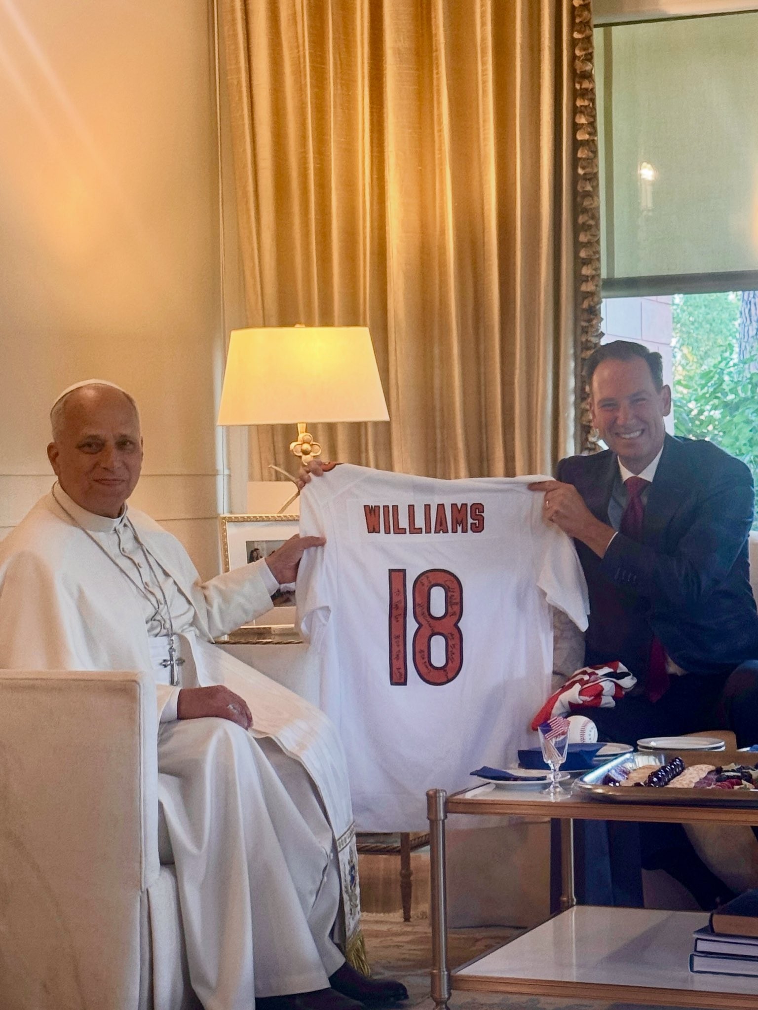 Estrela do Chicago Bears presenteia papa Leão XIV com camisa autografada