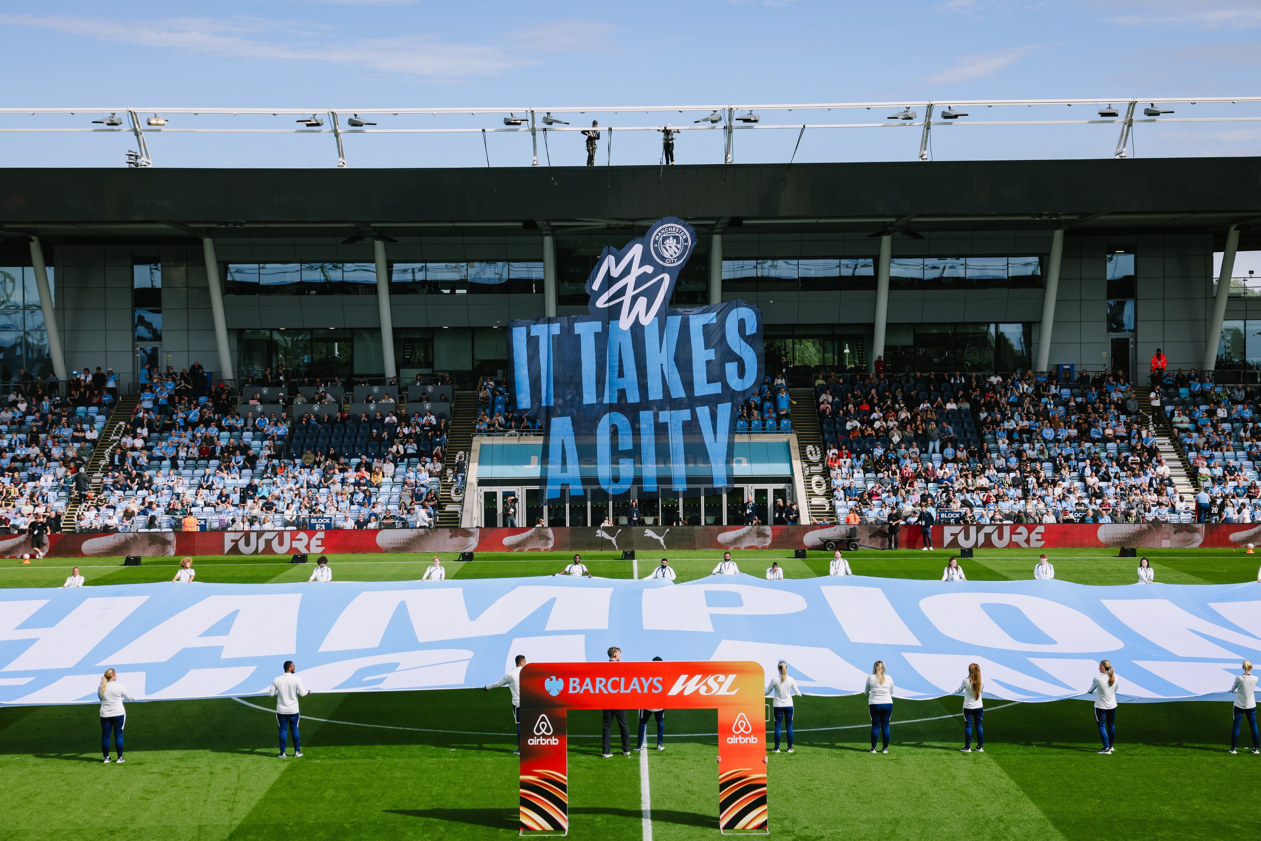 Manchester City lança identidade visual exclusiva para o time feminino | Ge