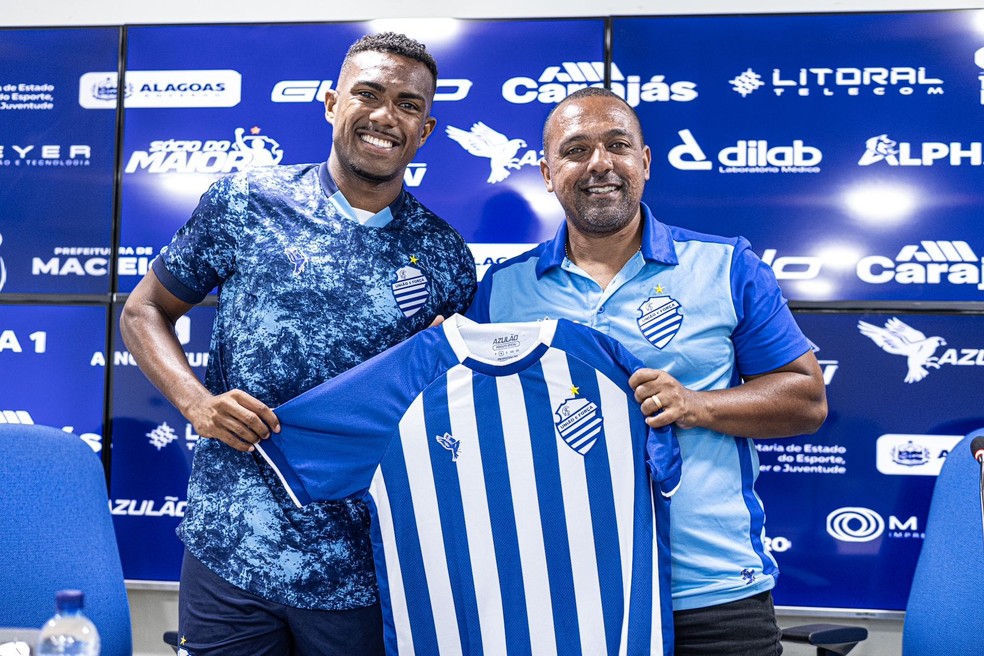 Atacante Wellington Nunes é apresentado pelo CSA — Foto: Allan Max/ASCOM CSA