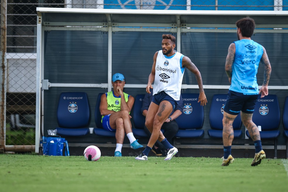 Reinaldo em treino do Grêmio, no CT Luiz Carvalho — Foto: Lucas Uebel/Grêmio FBPA
