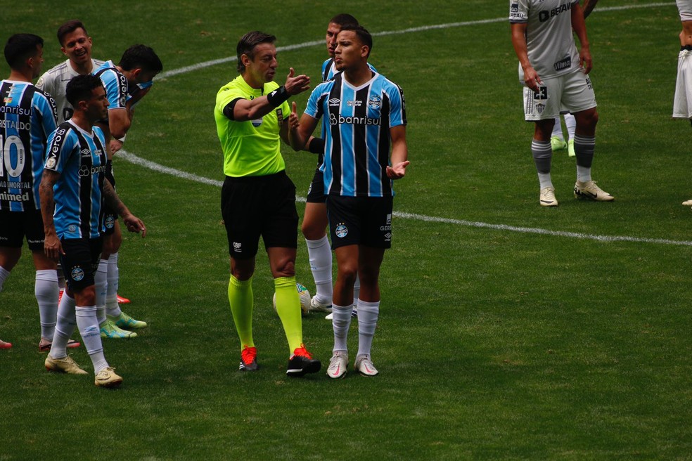 Gustavo Martins é expulso após cometer falta no meio-campo — Foto: João Victor Teixeira
