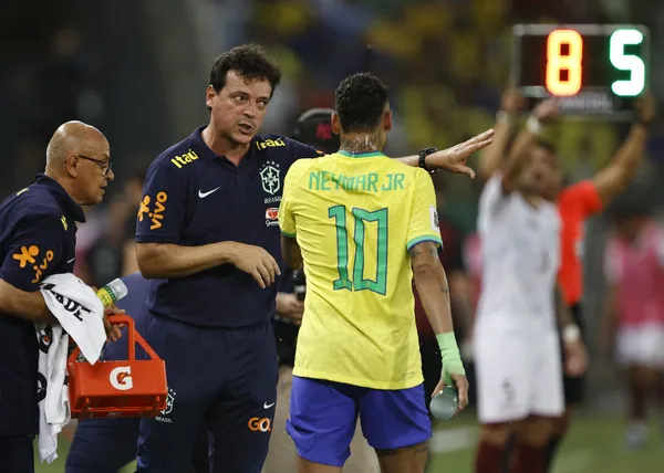 Fernando Diniz destaca calor em Cuiabá após empate com Venezuela por 1 a 1  e sai em defesa de Neymar, após sofrer ataque de balde de pipoca,  arremessado por torcedor