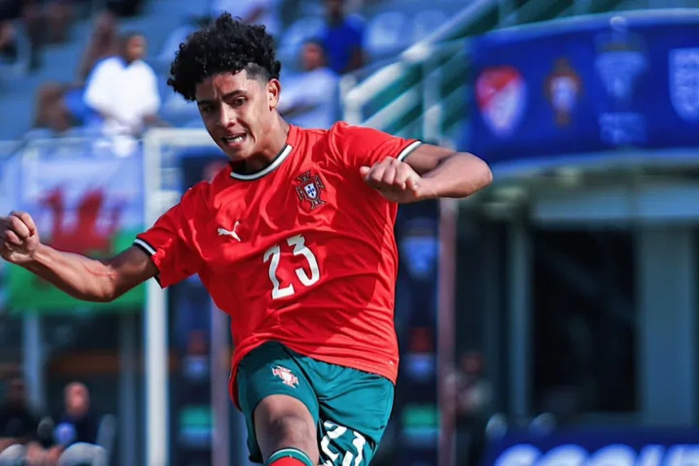 Cristiano Ronaldo Jr. celebra gol pela seleção sub-16 de Portugal.