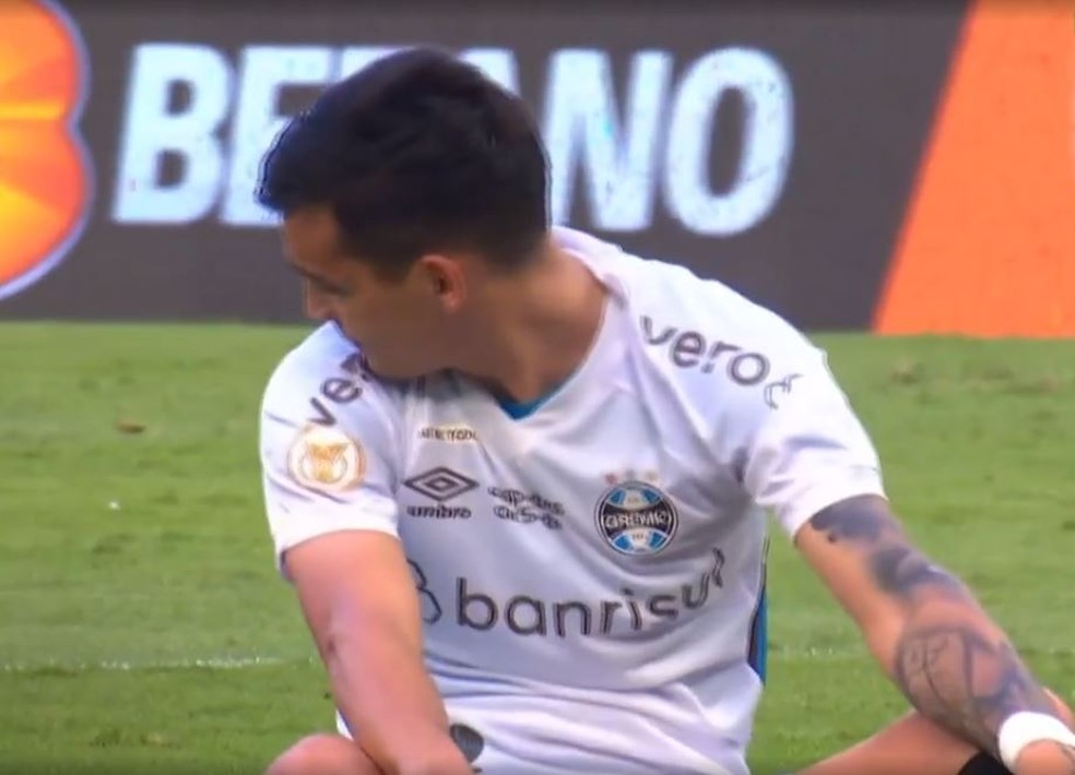 Cristaldo após errar pênalti pelo Grêmio — Foto: Reprodução/Premiere