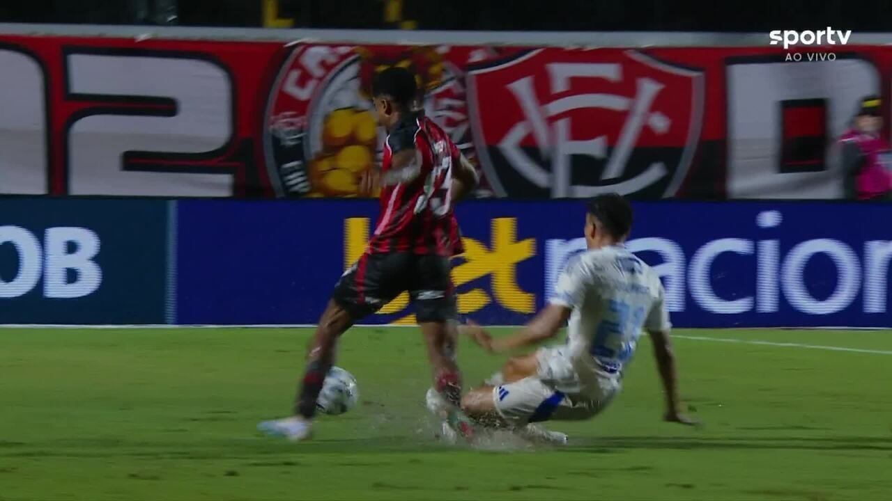 Entrada Dura em Jamerson Assusta Jogadores e Aciona Ambulância no Jogo Vitória x Cruzeiro