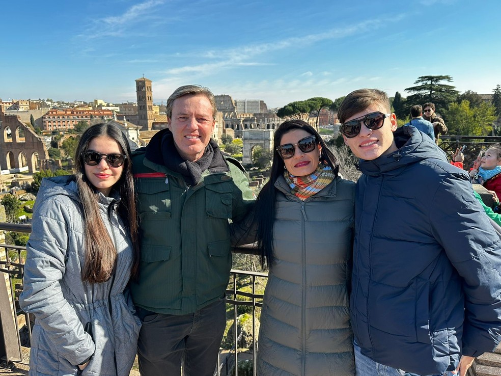 Breno Bidon com a família em Roma, na Itália — Foto: Arquivo pessoal