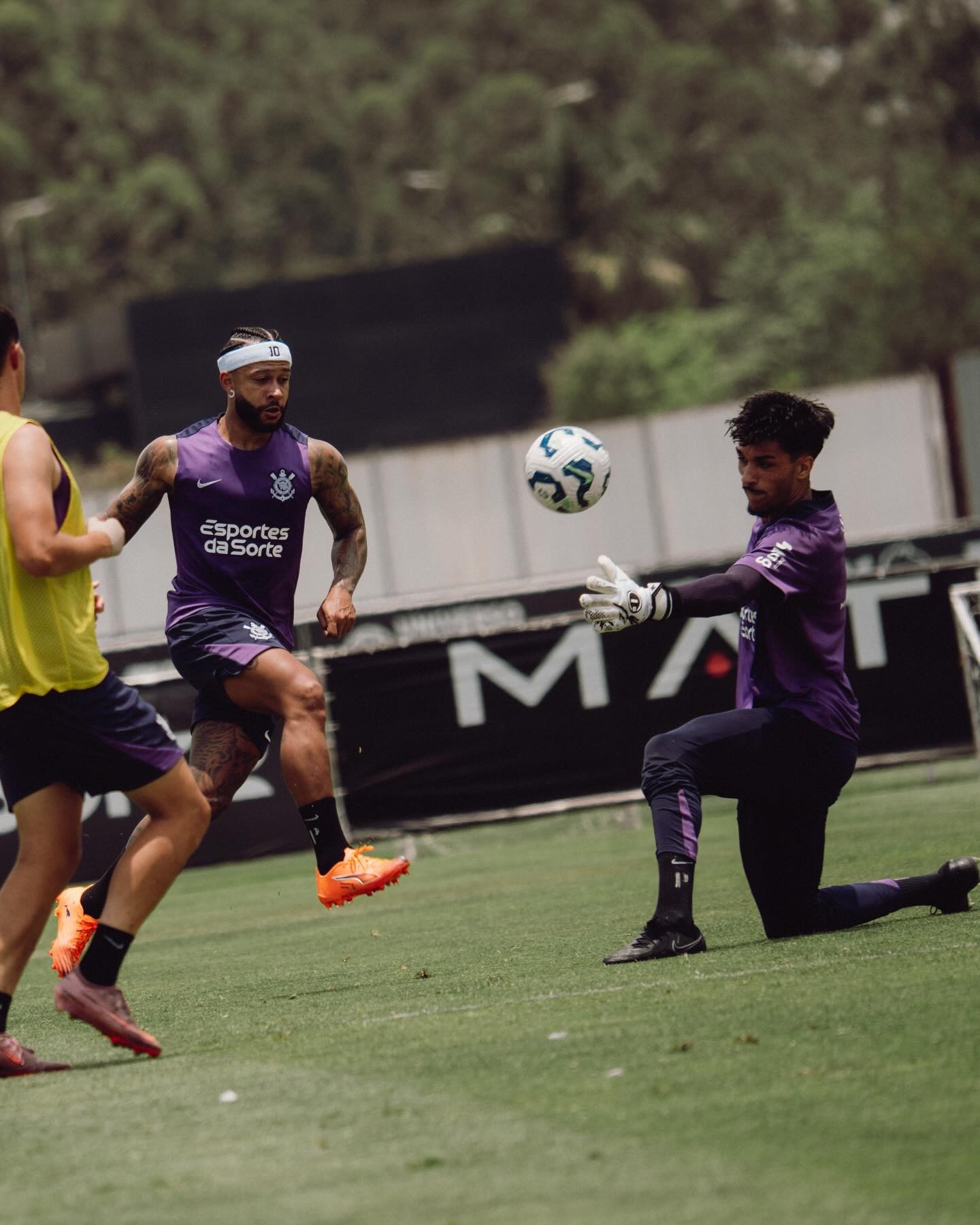 Craque recuperado? Memphis Depay treina com bola e se prepara para as semis da Copa do Brasil