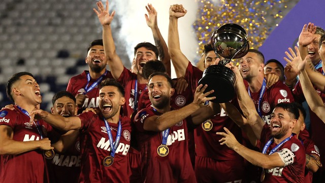 Lanús ergue a taça de campeão da Copa Sul-Americana 2025