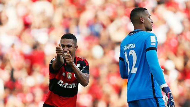 SAmuel Lino comemora gol do Flamengo contra o Botafogo