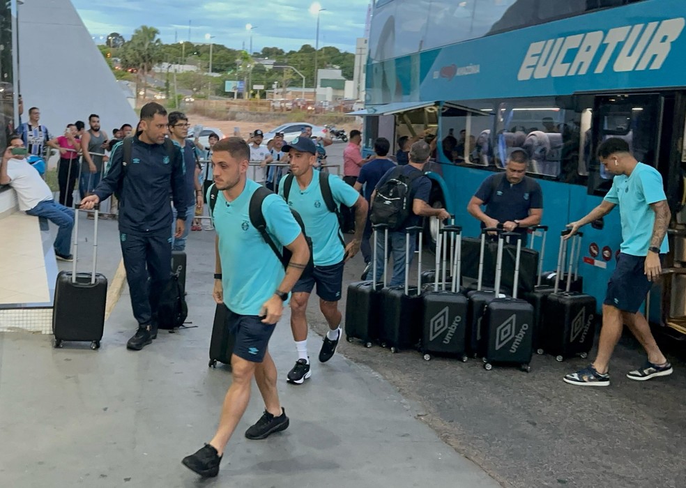 Camilo e Cristian Olivera no desembarque do Grêmio em Boa Vista — Foto: Mateus Trindade/RBS TV