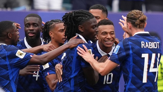 Kylian Mbappé comemora o gol em França x Iraque
