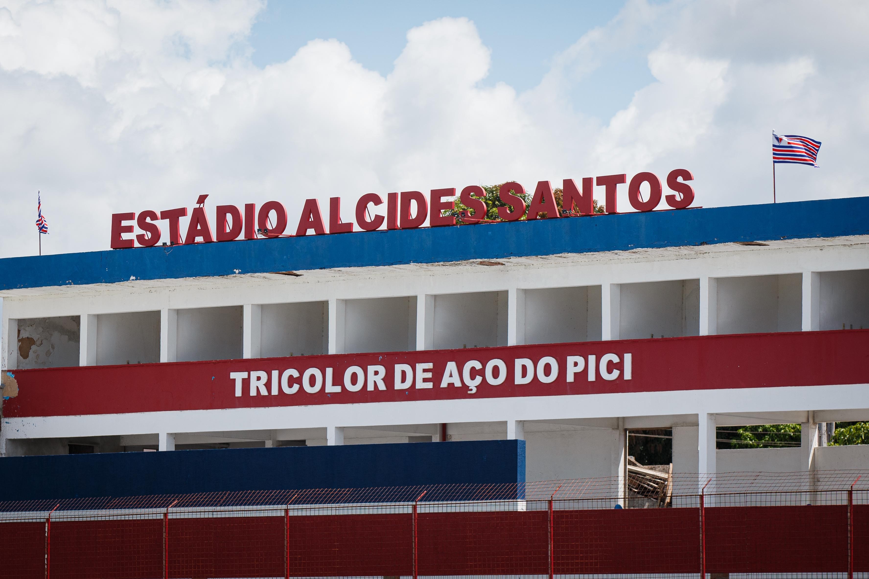Organizada do Fortaleza vai ao Pici e cobra elenco e diretoria após empate