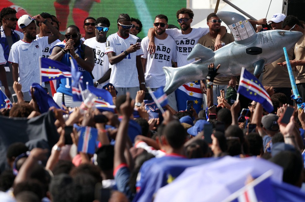 Vozinha é celebrado na chegada de Cabo Verde — Foto: Reuters