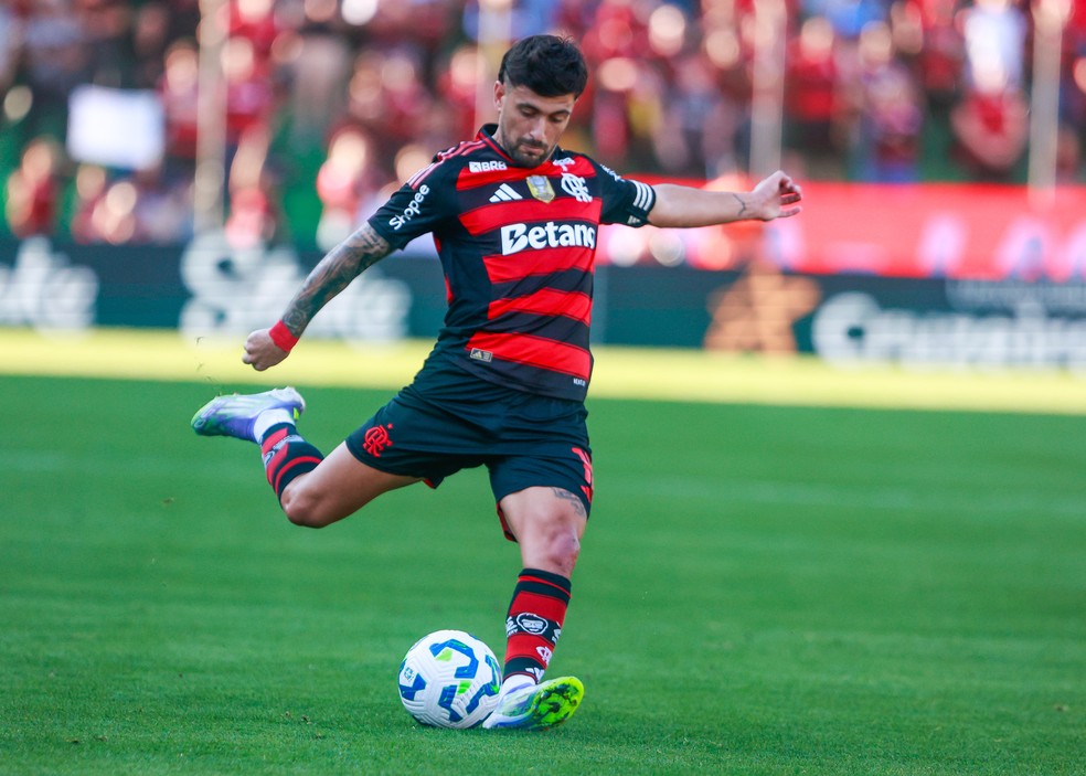 Arrascaeta coloca permanência de Filipe Luís como diferencial no Flamengo: "Estamos felizes com ele"