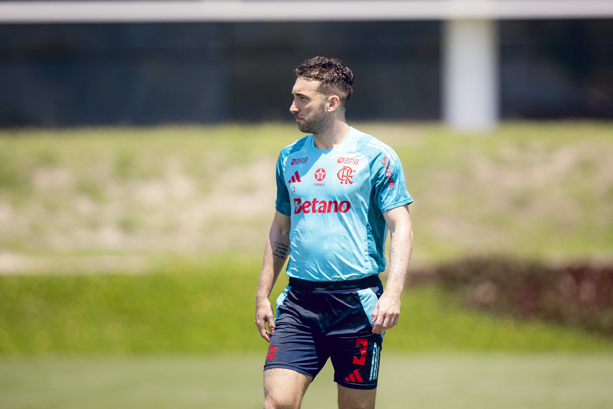 Flamengo embarca com expectativas altas para duelo crucial contra o Racing na Argentina