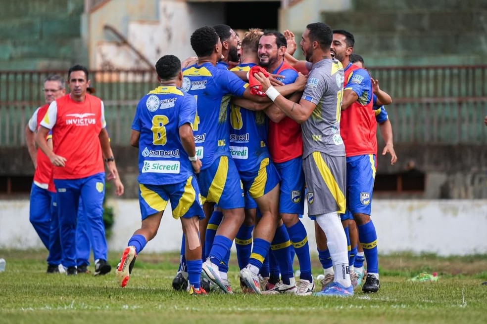 Jogadores do DAC comemoram gol de Fogliatto (8), o primeiro da vitória do DAC em casa. — Foto: Marcelo Berton