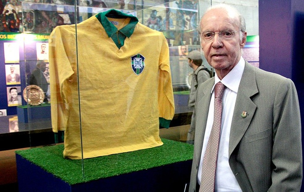 Zagallo posa ao lado da camisa da Seleção de 1962, ano da conquista do bi mundial — Foto: Marcos Alves / Ag. O Globo