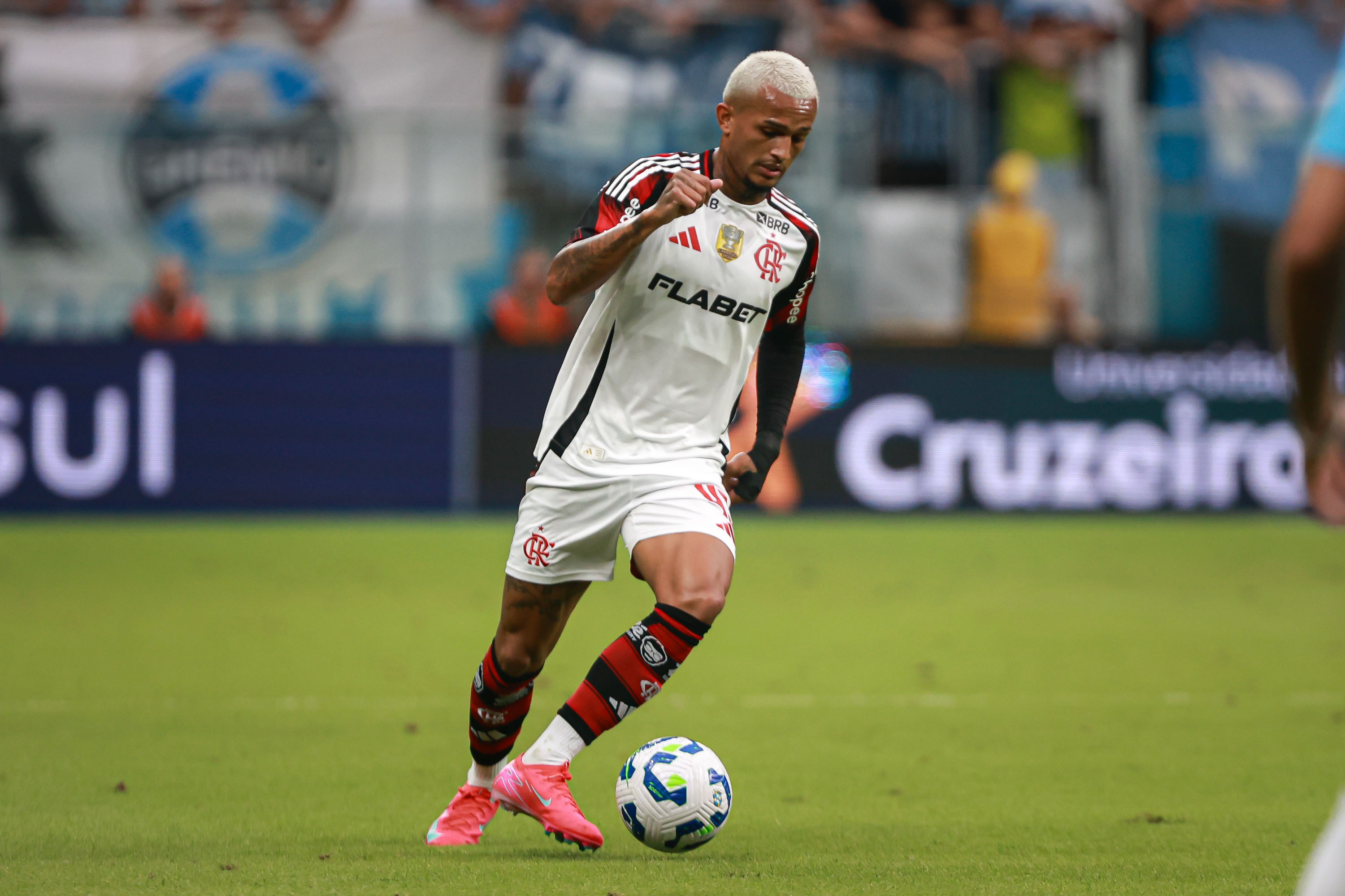 BOLADA! Empresários de Wesley exploram mercado europeu; Flamengo prevê venda milionária.