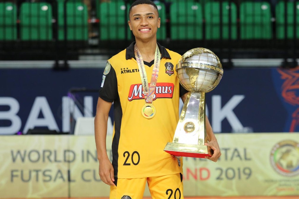 Leozinho, ala do Sorocaba, é eleito melhor jogador jovem de futsal do mundo, futsal