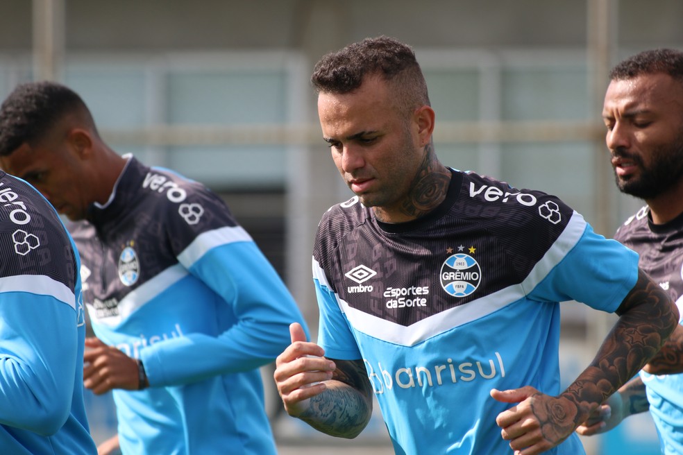 Luan, do Grêmio, treinando no CT Luiz Carvalho — Foto: João Victor Teixeira