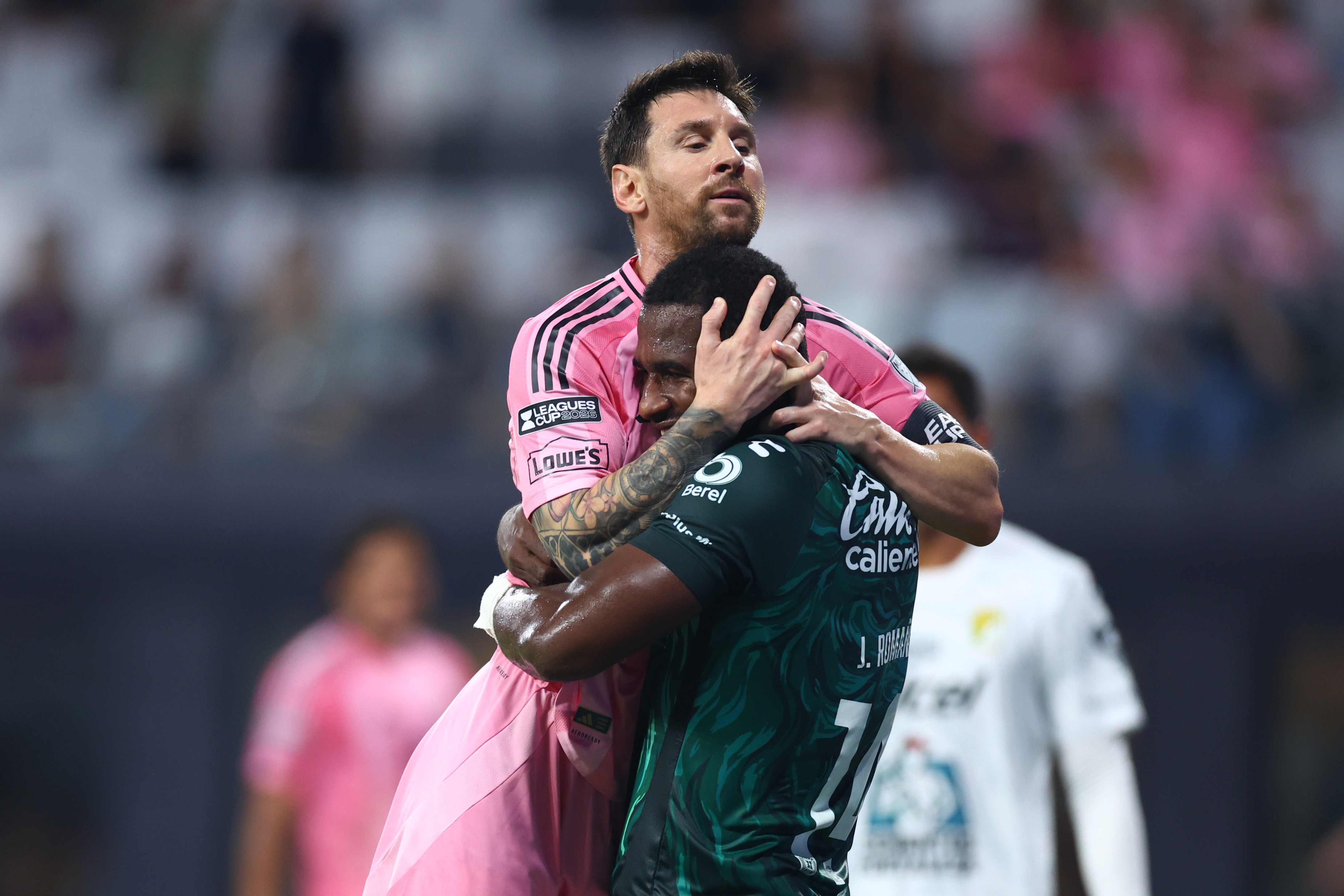Zagueiro abraça e põe Messi no colo após marcação de perto; veja vídeo
