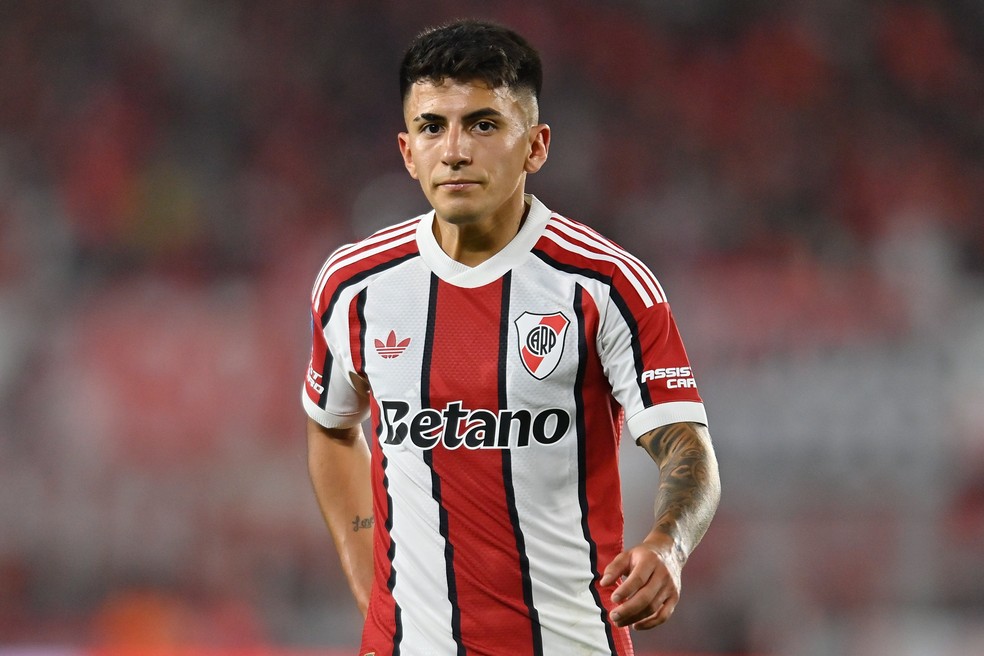 Thiago Almada, do River Plate, durante partida contra o Argentinos Juniors, pelo Campeonato Argentino. — Foto: X/River Plate