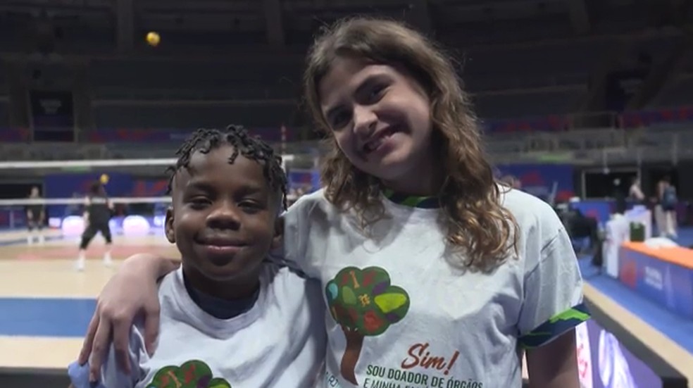 Arthur e Laura em visita ao Maracanãzinho — Foto: Beto Kaulino