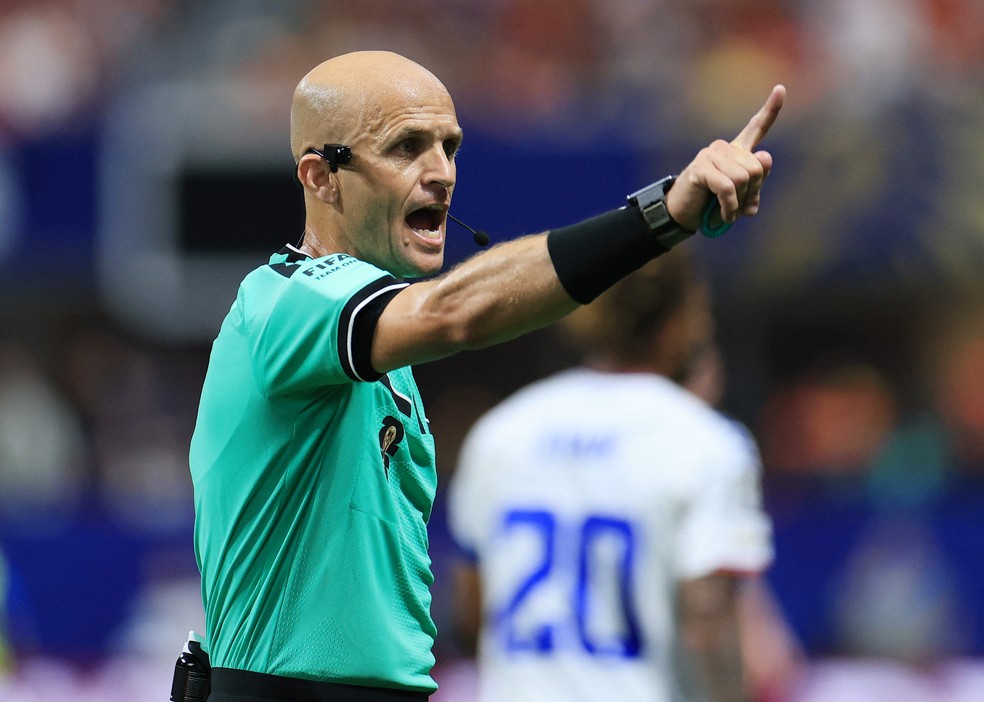 Árbitro Adham Makhadmeh em partida da Copa do Mundo