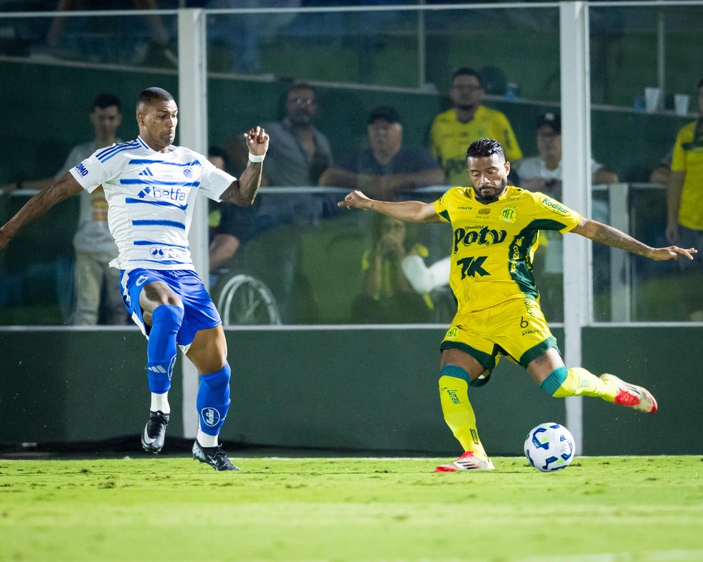 Reinaldo, do Mirassol, é marcado por Walace, do Cruzeiro — Foto: Wézio Oliveira