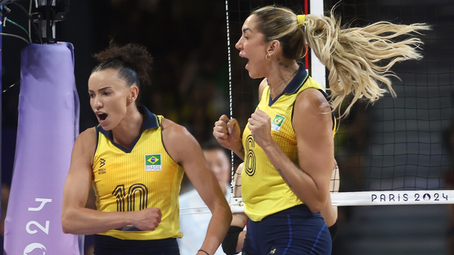 Gabi e Thaisa celebram em jogo contra o Jap&atilde;o