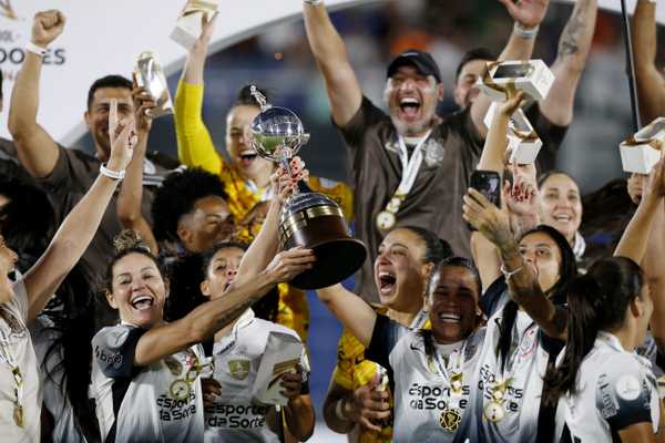 Corinthians feminino é reconhecido como quarto melhor time do ano