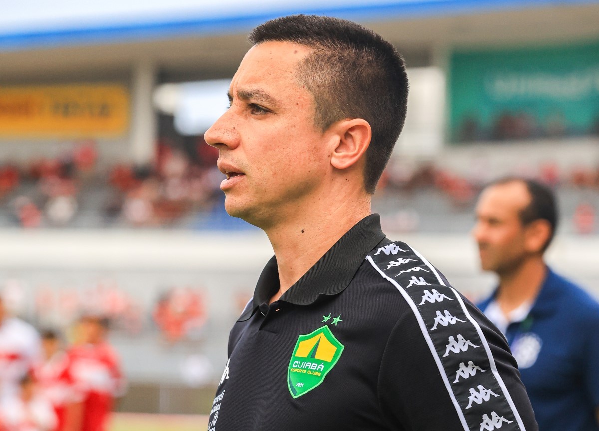 Técnico do Cuiabá revela gastroenterite viral em 11 jogadores após derrota na Série B