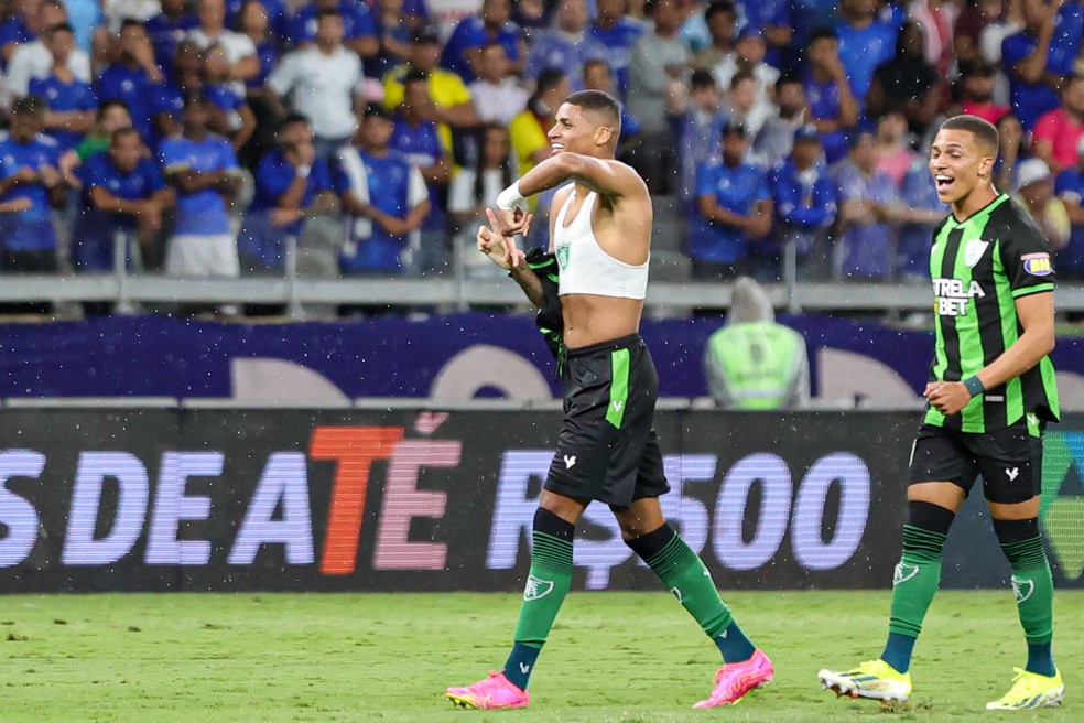 Rodrigo Varanda comemora gol do América-MG — Foto: Gilson Lobo/AGIF