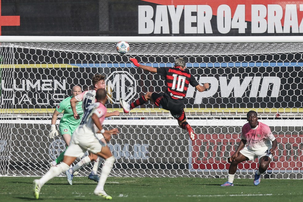 Matheus Gonçalves marca de cabeça no Flamengo Sub-20 x Bayer Leverkusen — Foto: Gilvan de Souza / Flamengo