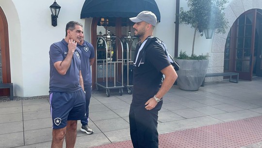 Arthur Cabral chega aos Estados Unidos e se junta ao elenco para Copa de Clubes - Atacante foi adquirido em negociação com o Benfica por quase R$ 100 milhões