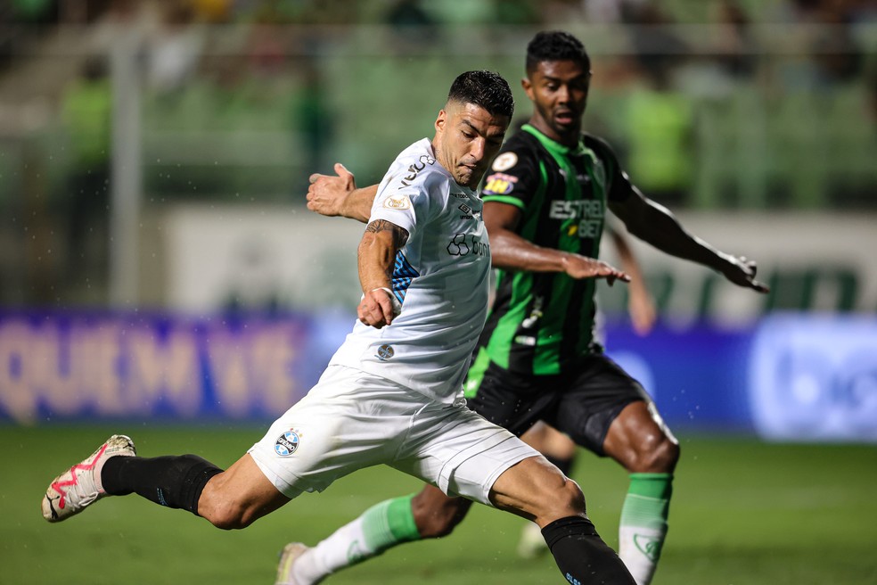 Luis Suárez, atacante do Grêmio, durante o jogo contra o América-MG — Foto: Gilson Lobo/AGIF