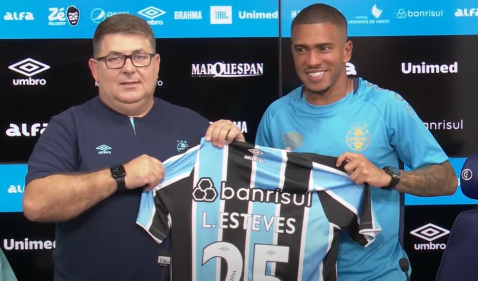 Lucas Esteves é apresentado pelo Grêmio — Foto: Lucas Uebel/Divulgação Grêmio