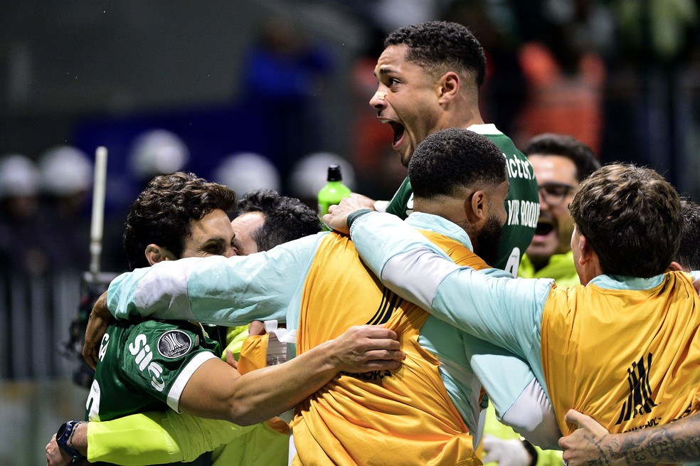 Vitor Roque comemora com jogadores do Palmeiras contra o River Plate em partida da Libertadores