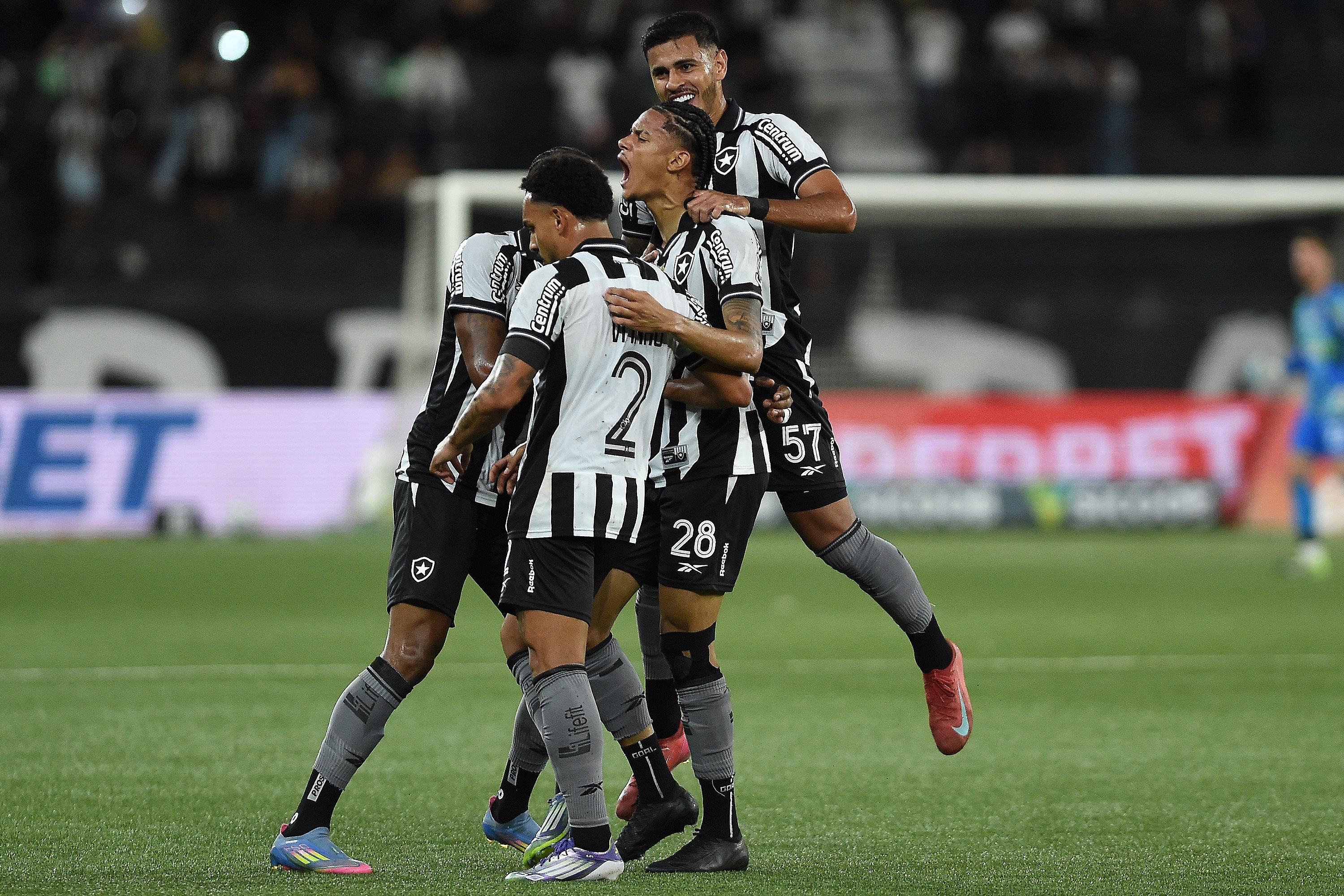 Análise: Botafogo vence e convence em goleada sobre o Bragantino; Davide mostra alternativas