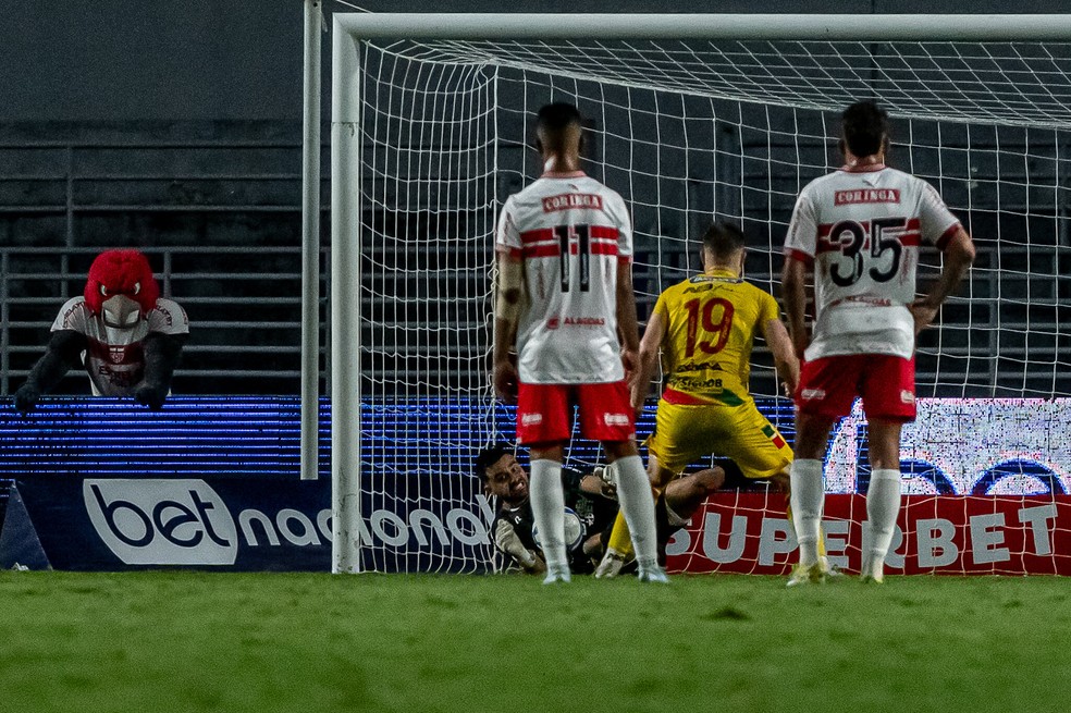 Matheus Albino pega pênalti no jogo CRB x Brusque — Foto: Francisco Cedrim/ASCOM CRB