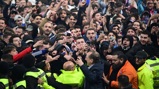 Copa da França: Lyon volta à final após 12 anos, e torcida invade gramado