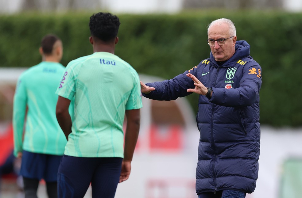 Dorival Júnior comanda treino da seleção brasileira em Londres — Foto: Rafael Ribeiro / CBF