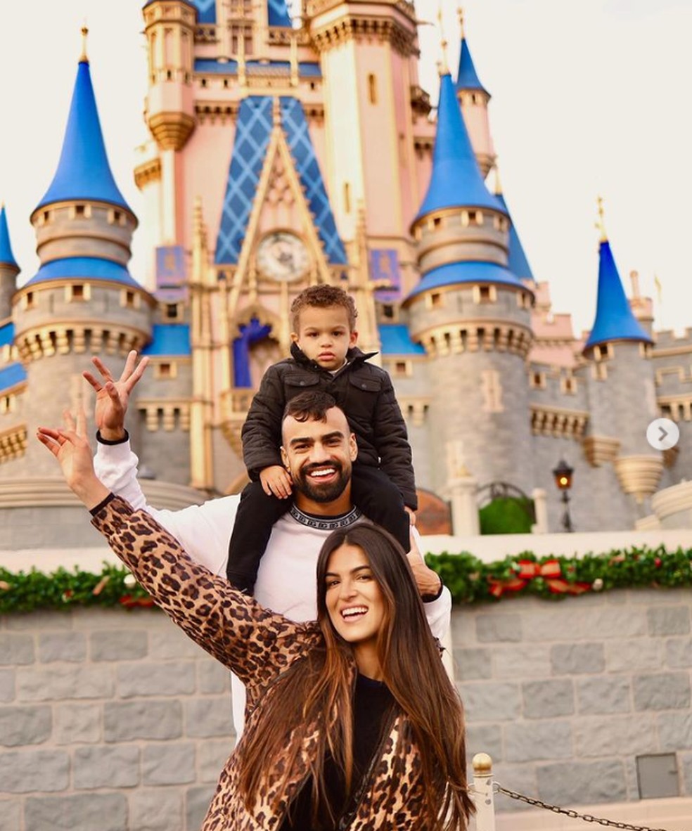 Fabrício Bruno com o filho e a esposa na Disney — Foto: Reprodução